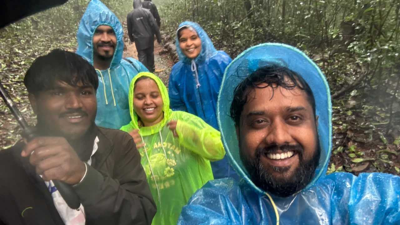 गाईडसोबत जंगलवाटेवरची सेल्फी