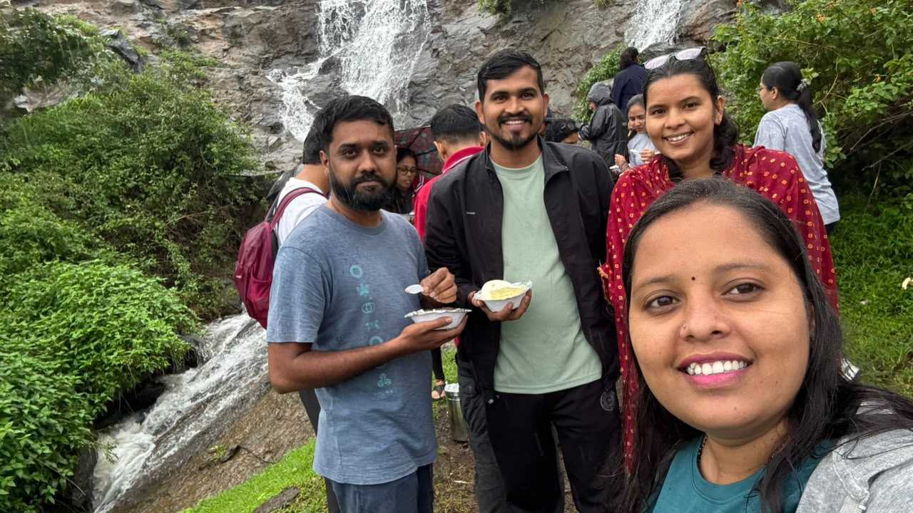 ट्रेक सुरू होण्याआधी नाश्ता करतानाचा ग्रुप फोटो